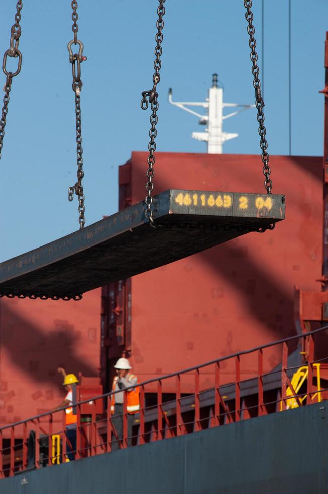 scarico acciaio al porto di brownsville foto