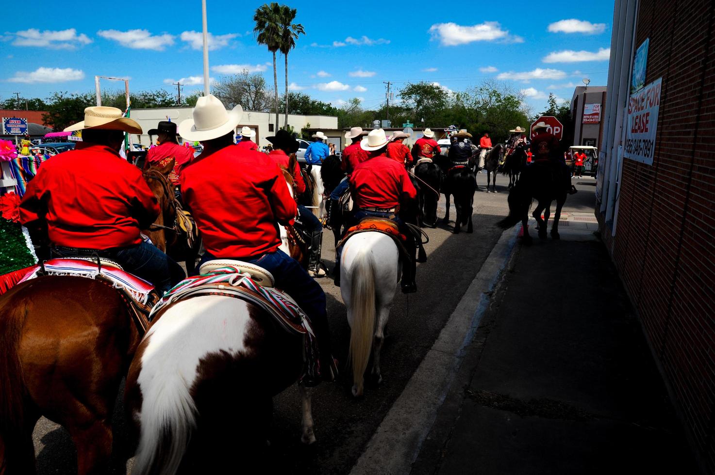 cowboy a cavallo in parata texas foto