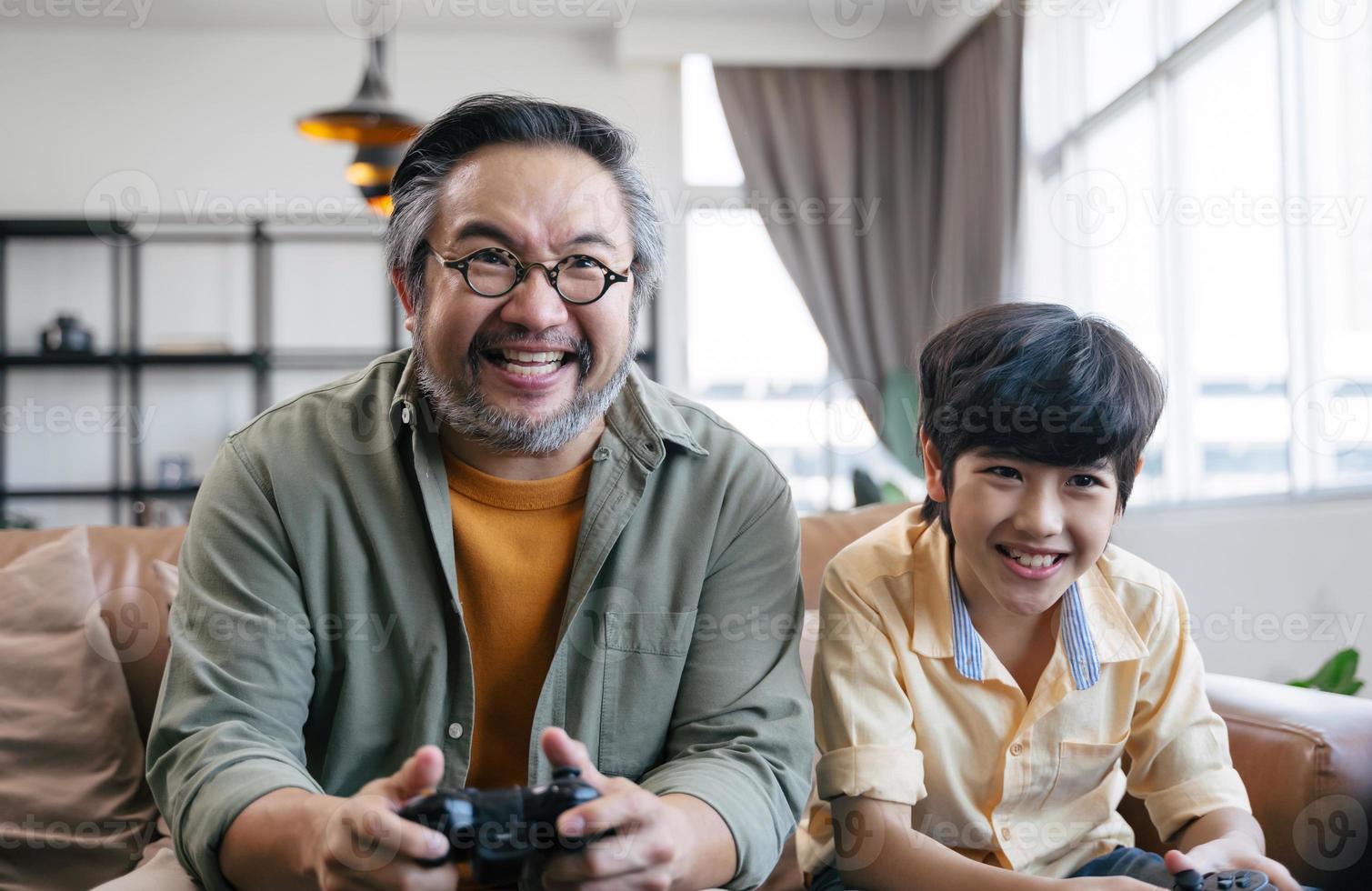 famiglia asiatica che gioca al videogioco a casa foto