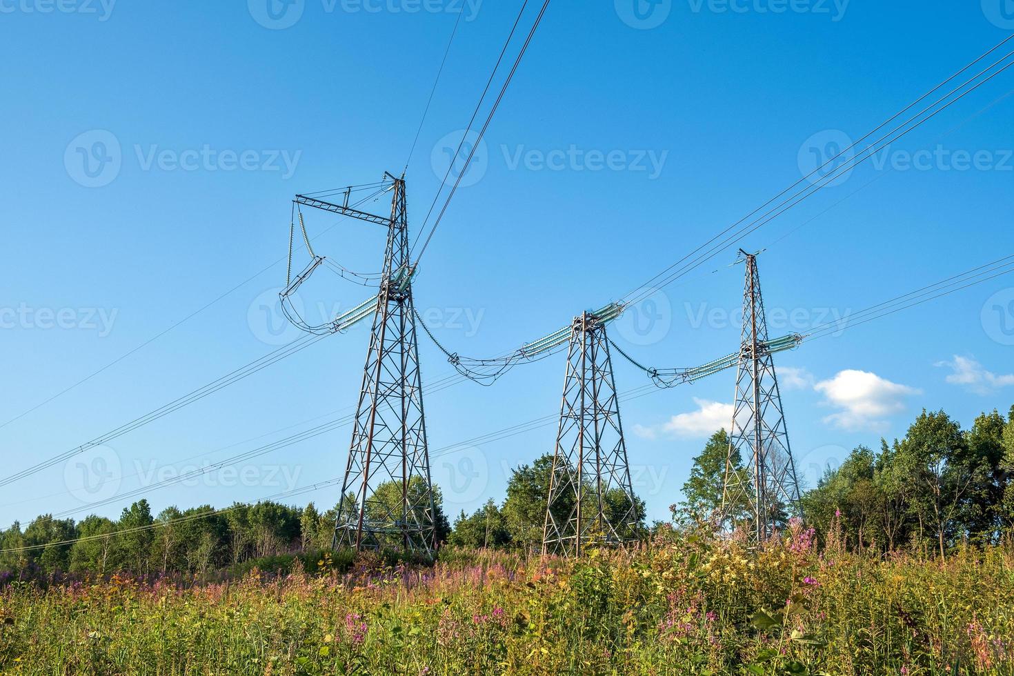 frammento di linea elettrica come componente di grandi reti elettriche e sistema di apparecchiature elettriche. foto