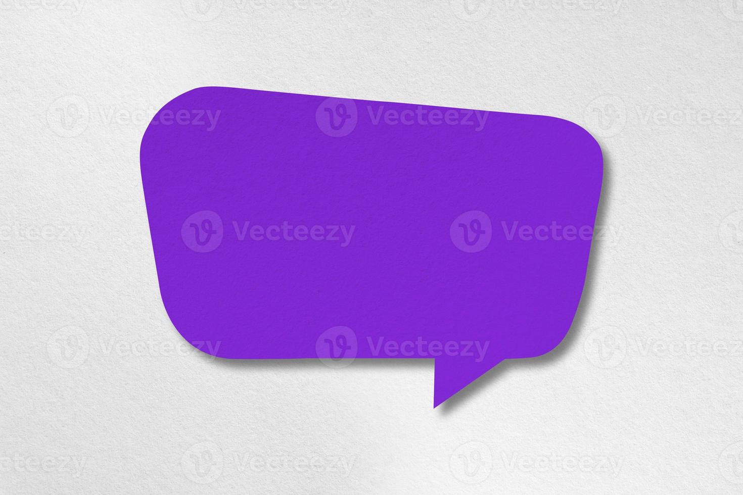forma di palloncino di discorso tagliata carta viola isolata su sfondo bianco foto