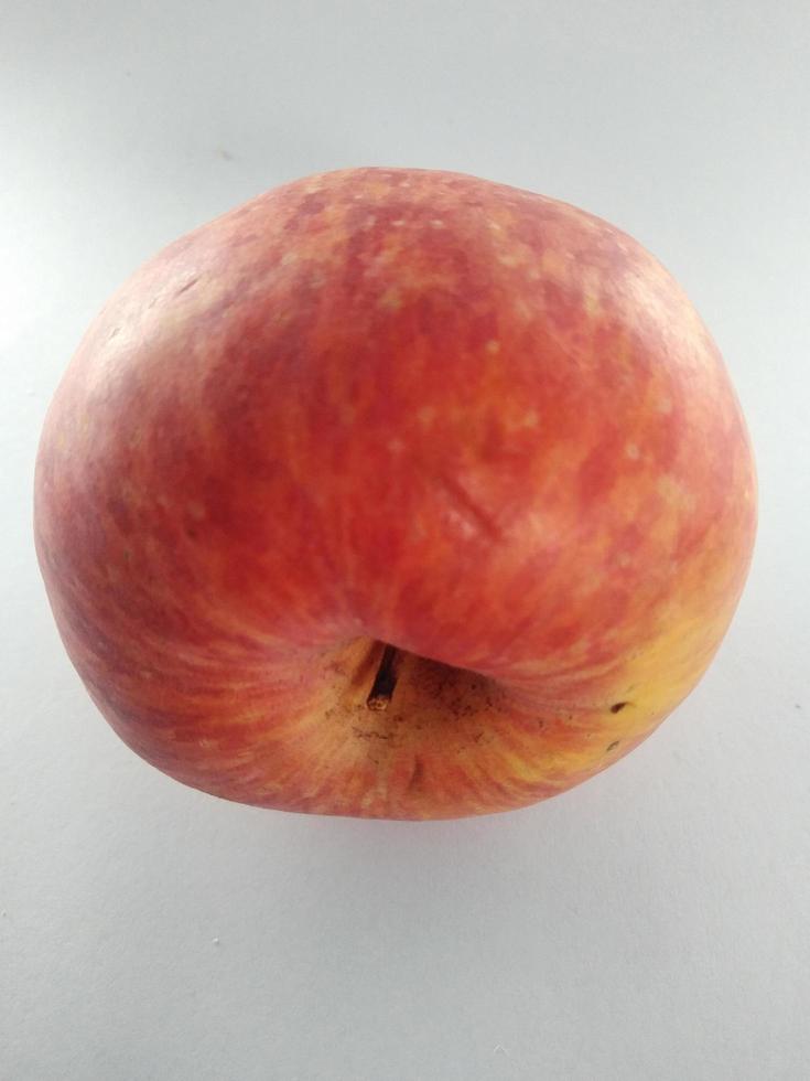 mele rosse isolate su sfondo bianco. le mele sono note per essere a basso contenuto calorico e contengono una varietà di vitamine e minerali, come vitamina a, vitamina b6, vitamina c e potassio. foto