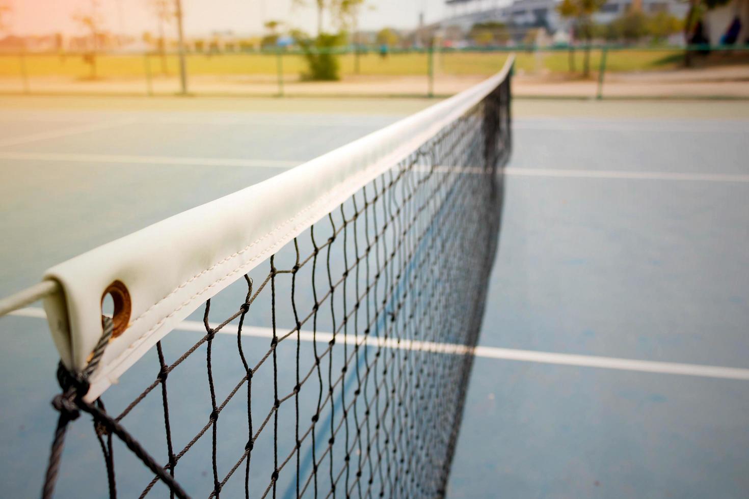 vecchia rete da tennis sul campo foto