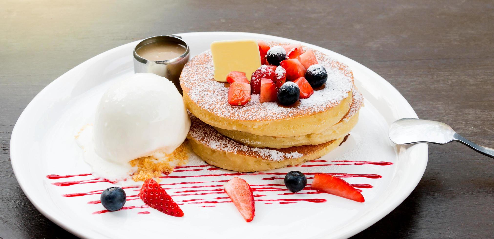 frittella di fragole sul piatto bianco foto