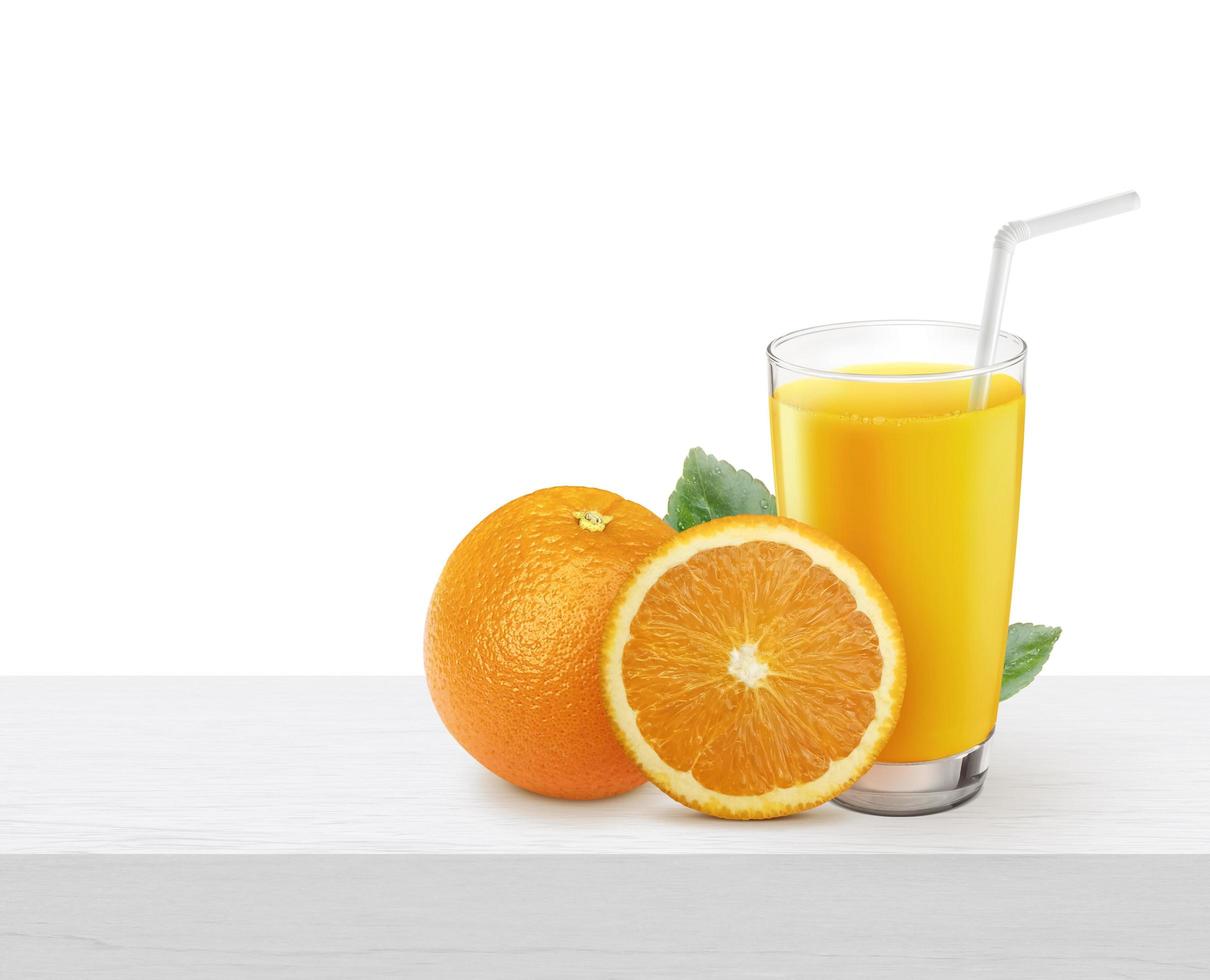 bicchiere di succo d'arancia al 100% con polpa e frutta a fette su un tavolo di legno bianco con spazio per la copia foto