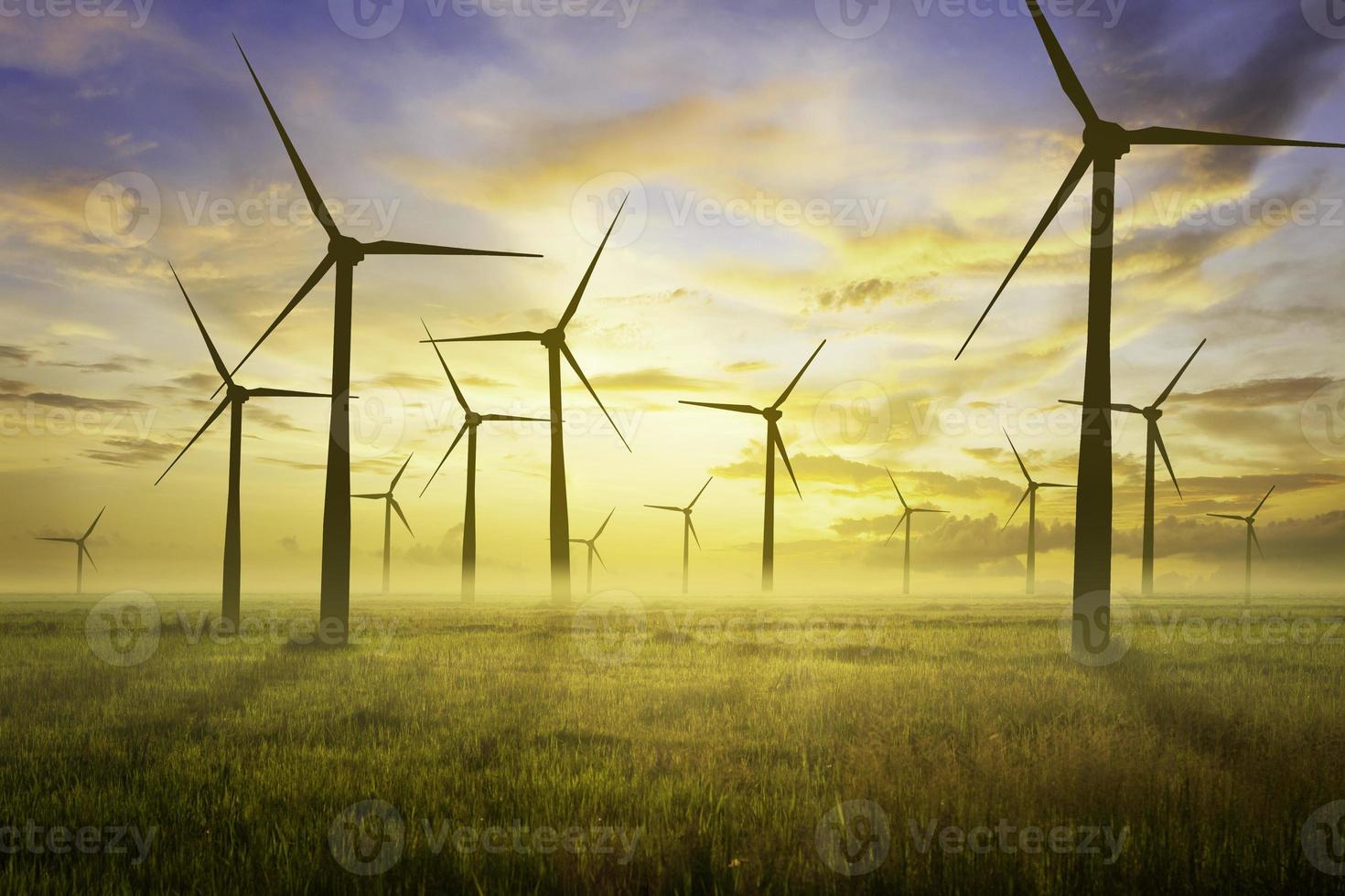 turbina eolica e prati e cielo vuoti di sera. foto