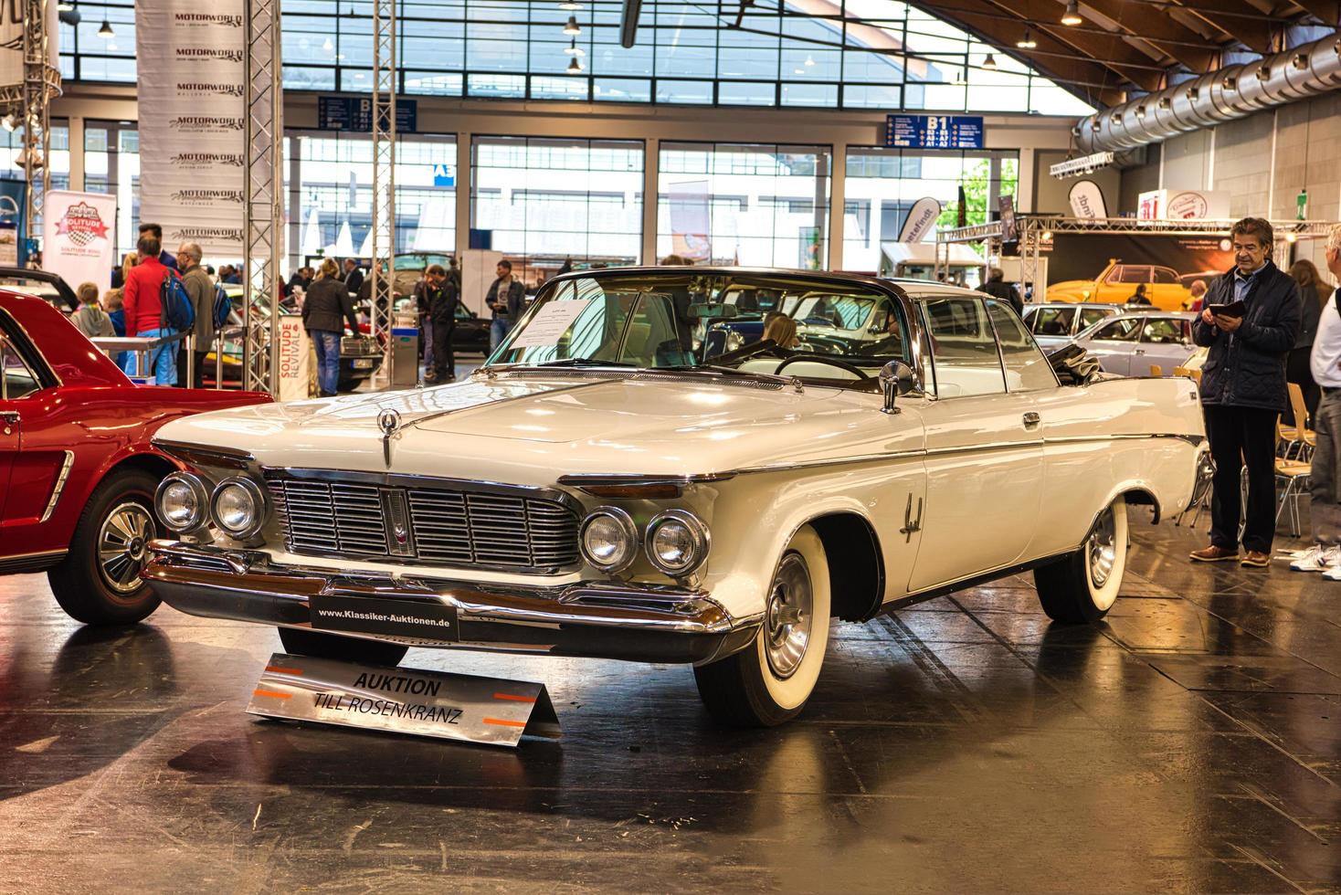 friedrichshafen - maggio 2019 white chrysler imperial crown 1963 cabrio al motorworld classics bodensee l'11 maggio 2019 a friedrichshafen, germania foto