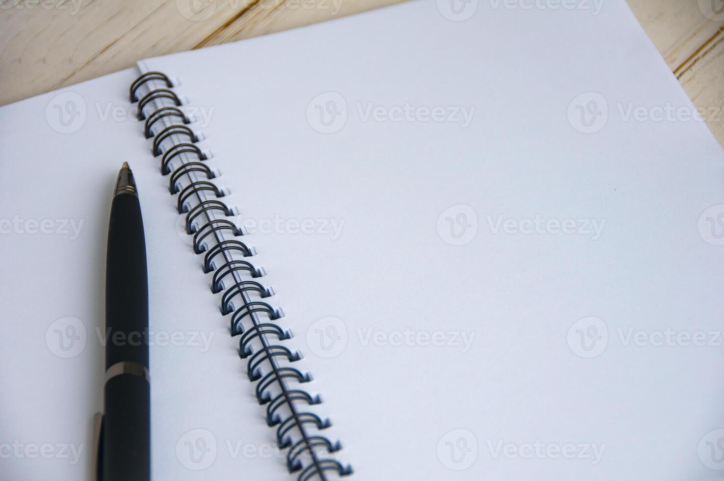 penna e blocco note bianco vuoto con spazio personalizzabile per testo o idee. copia spazio per le idee foto