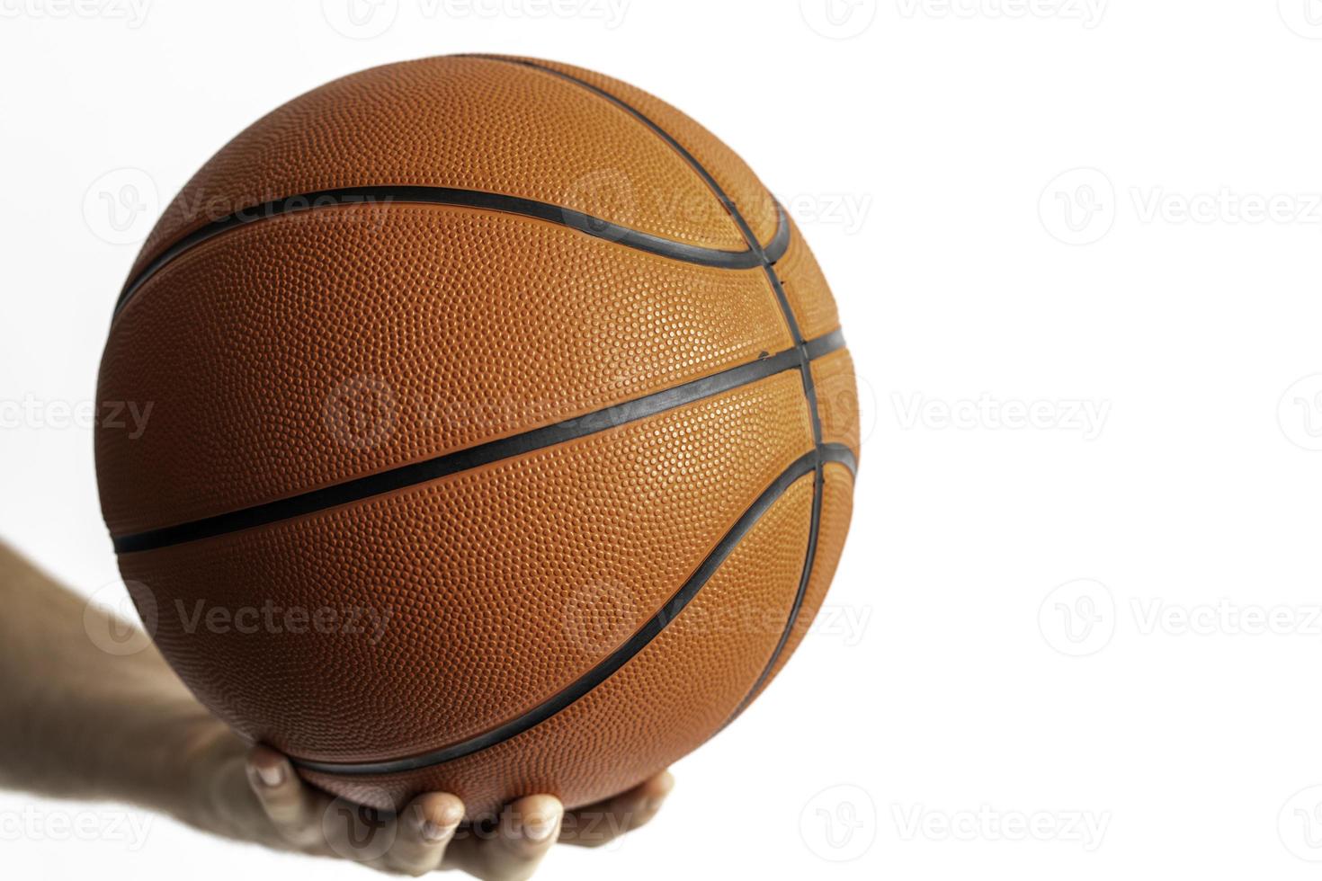 tenendo un pallone da basket foto