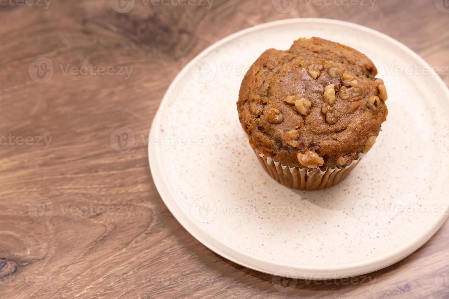 muffin alla banana e noci in una cucina foto