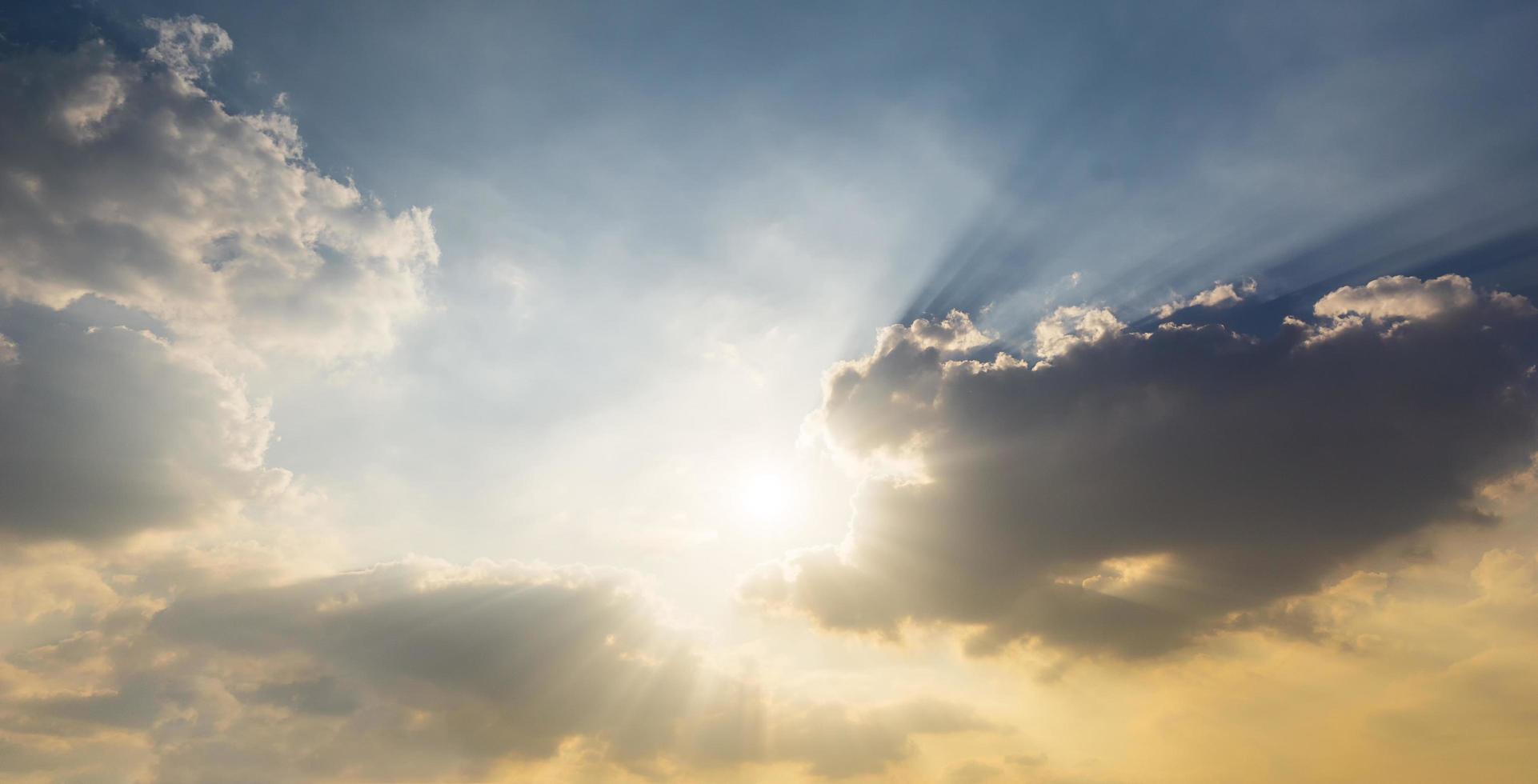 il sole splendente sul cielo e le nuvole natura alba o tramonto sullo sfondo foto