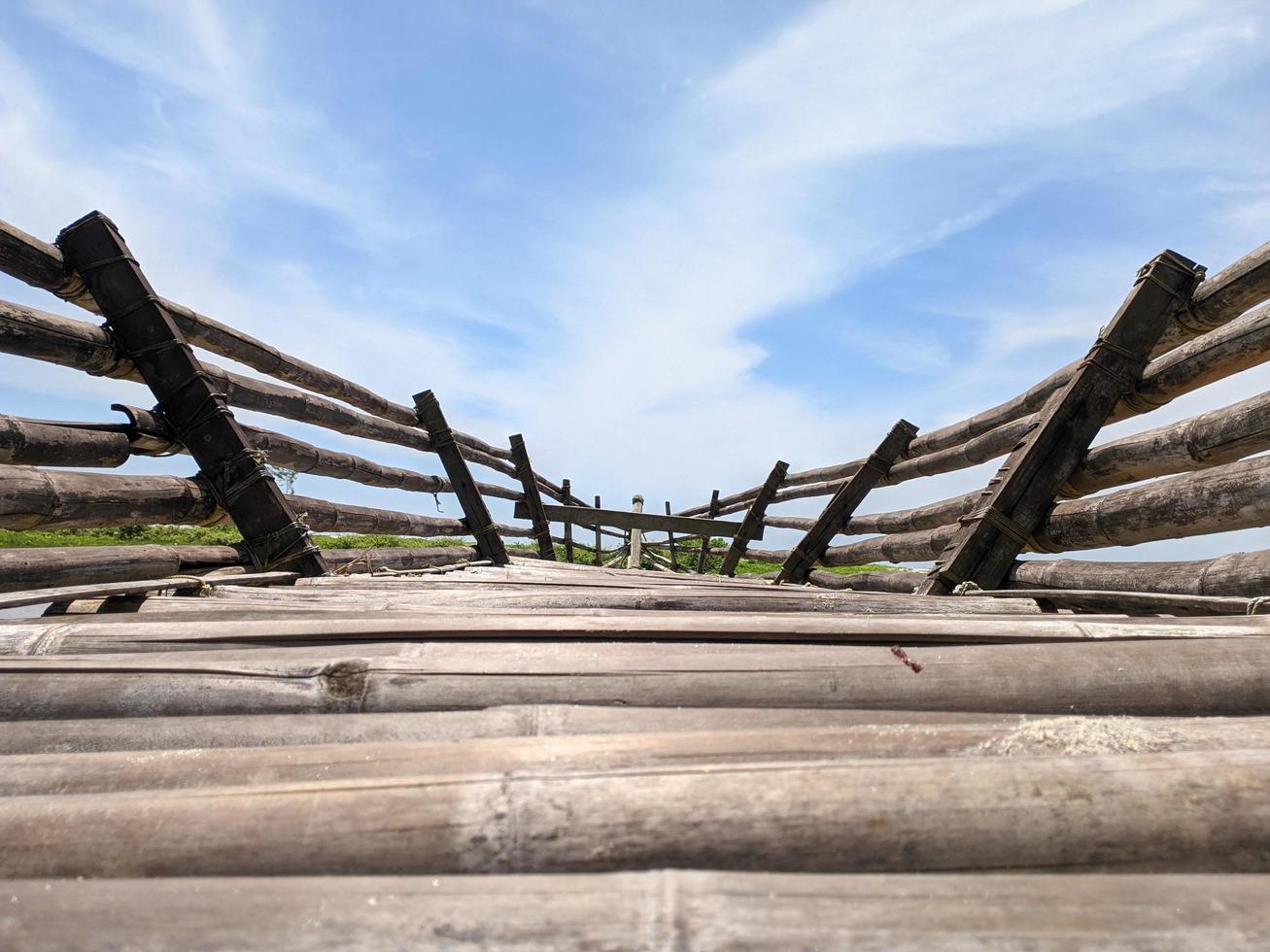 primo piano della canoa di bambù con la bella vista del cielo foto