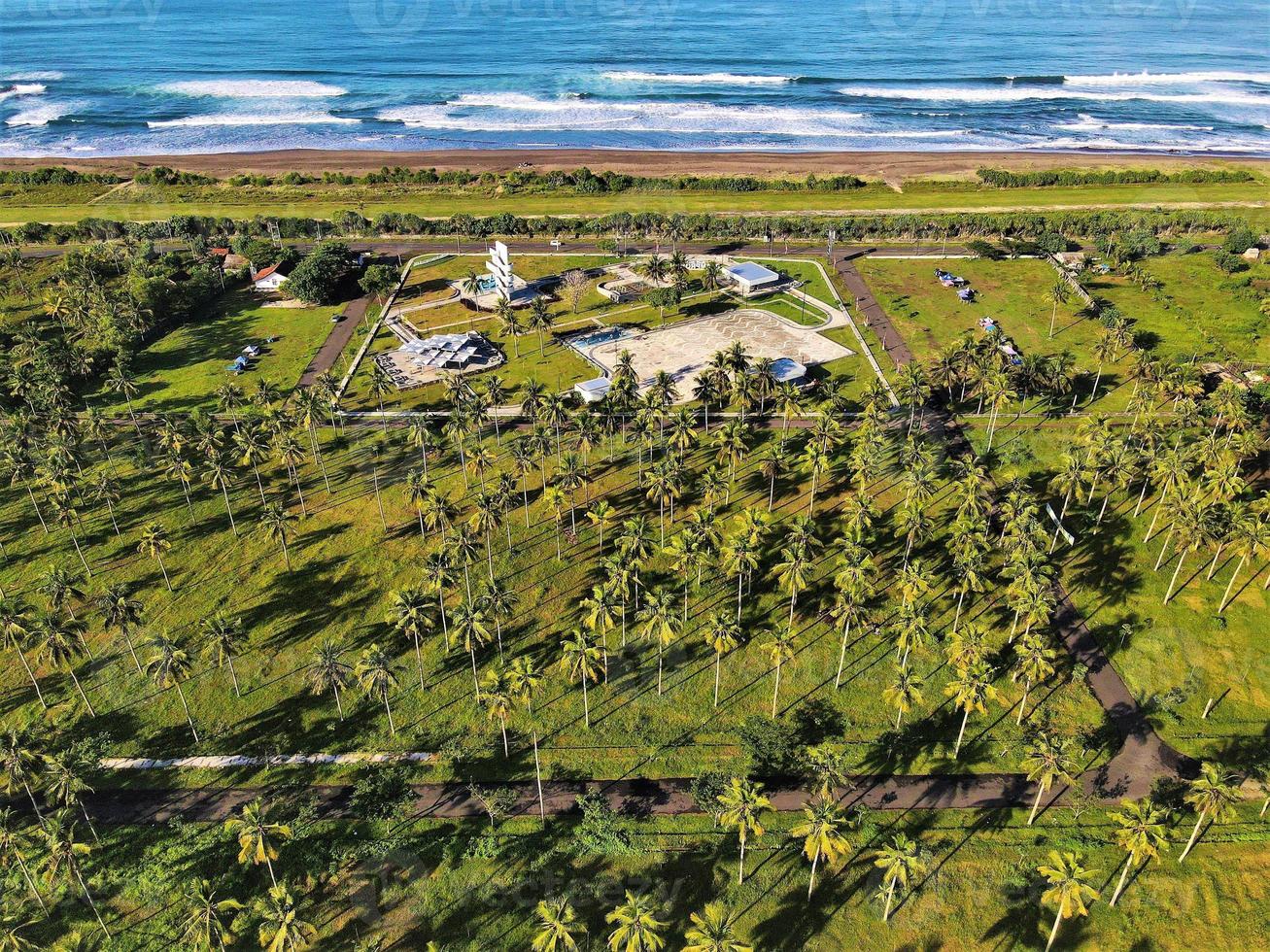 ciamis, west java-indonesia, 12 maggio 2022 - bellissima vista aerea panoramica della spiaggia di pangandaran. foto