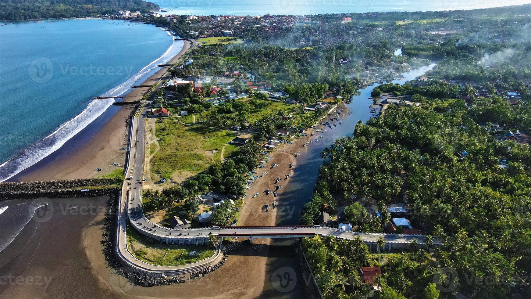 ciamis, west java-indonesia, 12 maggio 2022 - bellissima vista aerea panoramica della spiaggia di pangandaran. foto