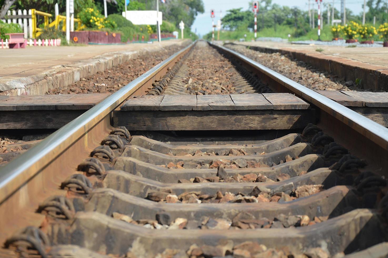 stazione ferroviaria, passerella in legno 2 foto