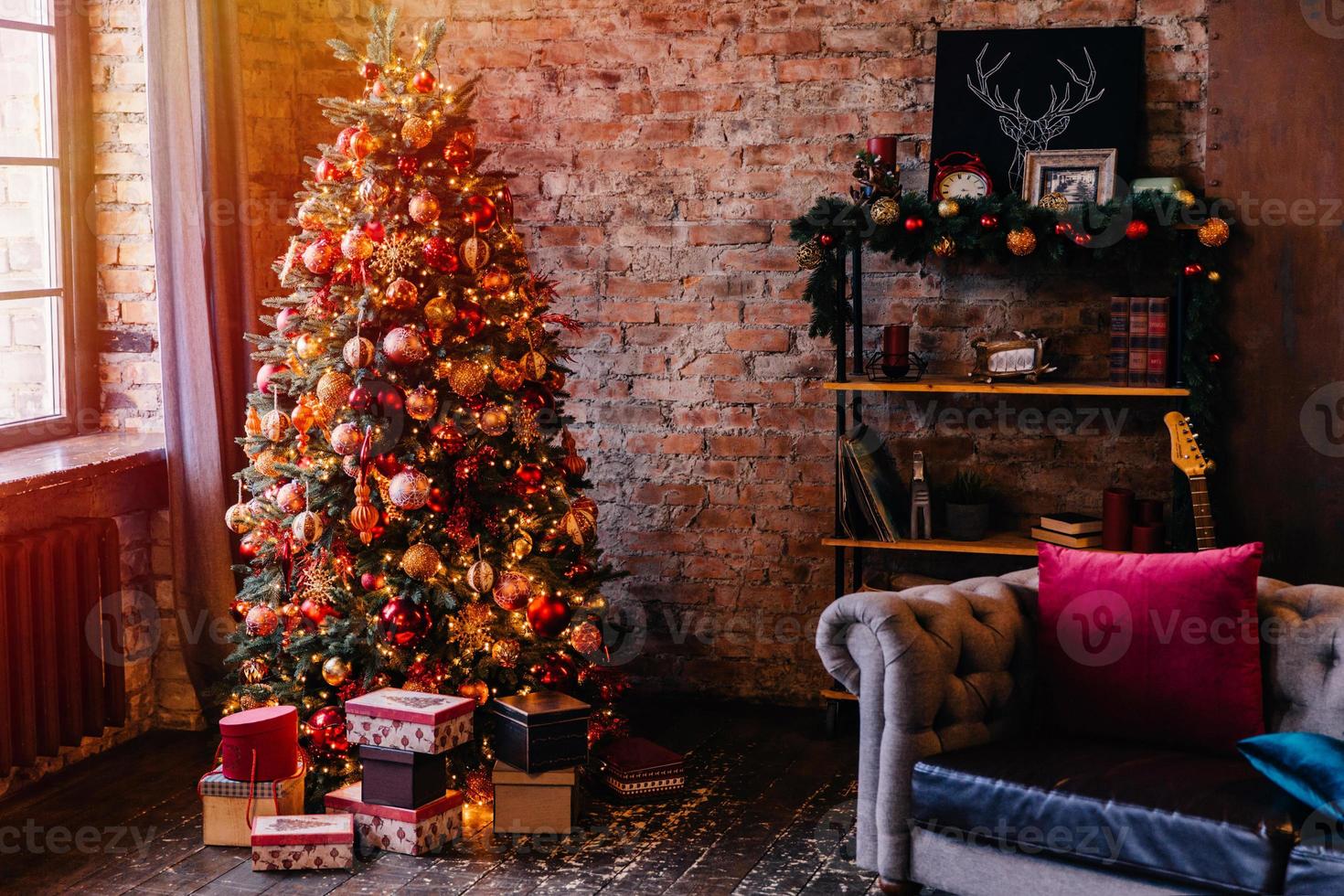 accogliente appartamento decorato per natale foto