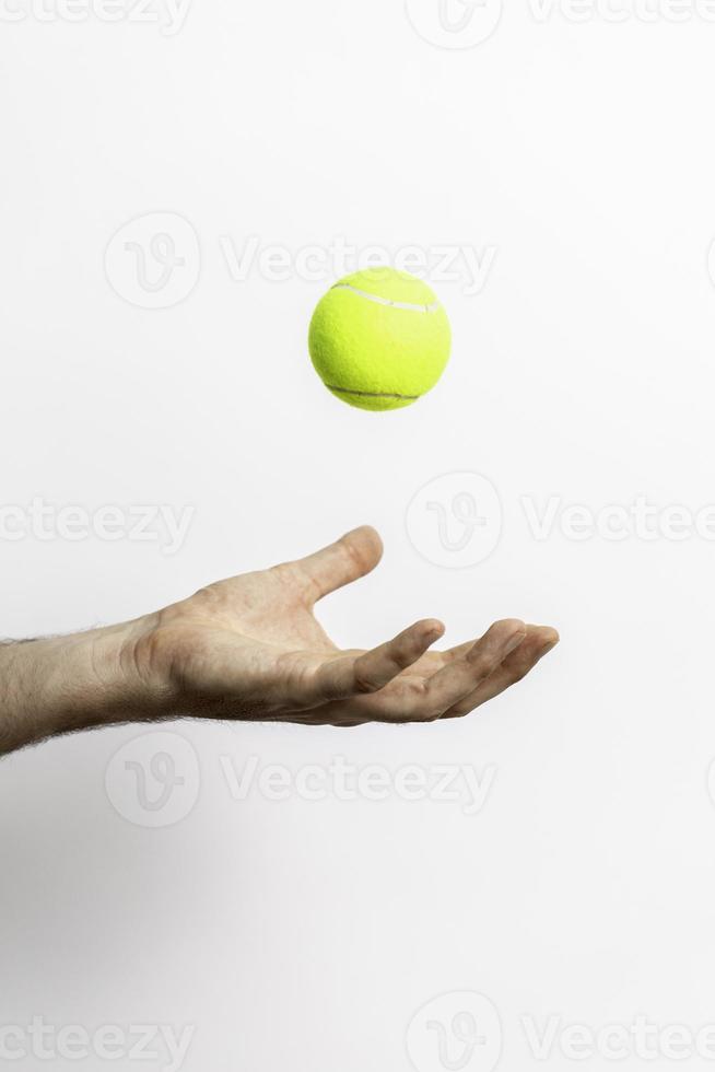 lancio della pallina da tennis foto