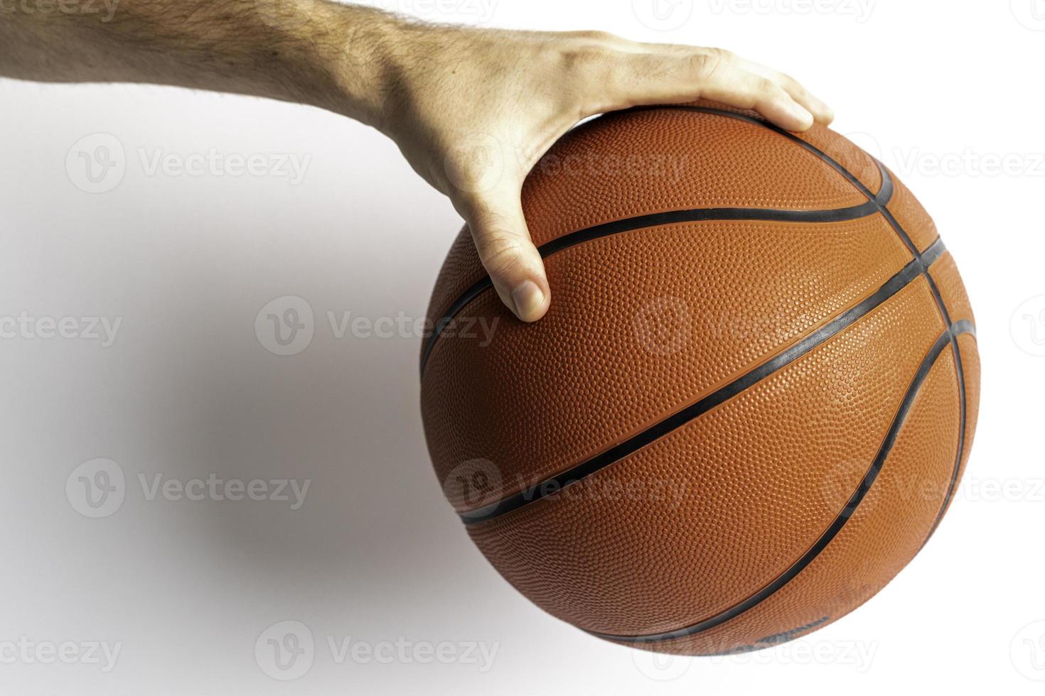 tenendo un pallone da basket foto