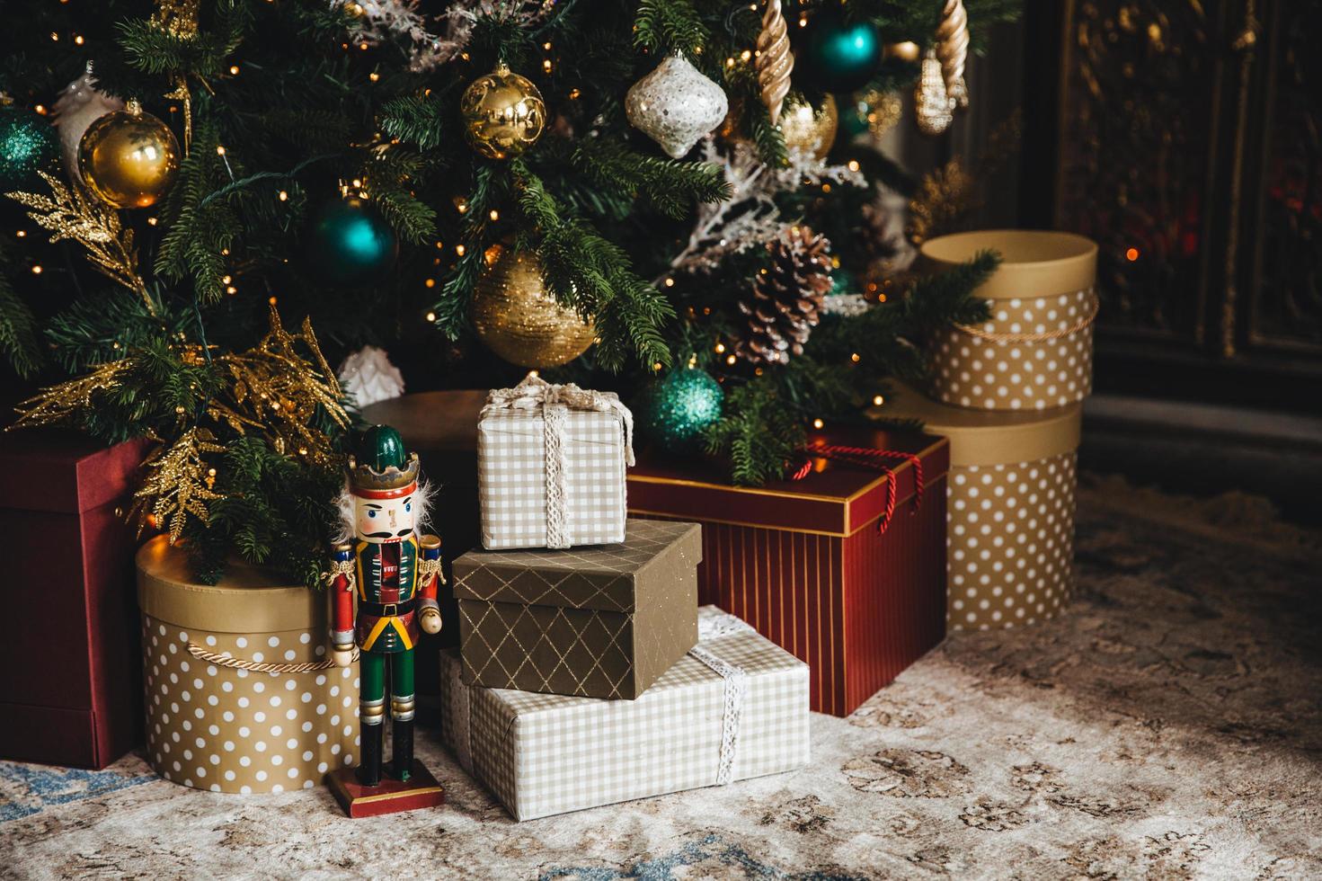 albero di capodanno decorato e molti regali sotto di esso. albero di natale con molte decorazioni colorate. idea per le cartoline. festa di natale e capodanno. concetto di vacanza. foto