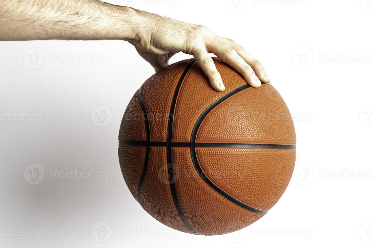 tenendo un pallone da basket foto