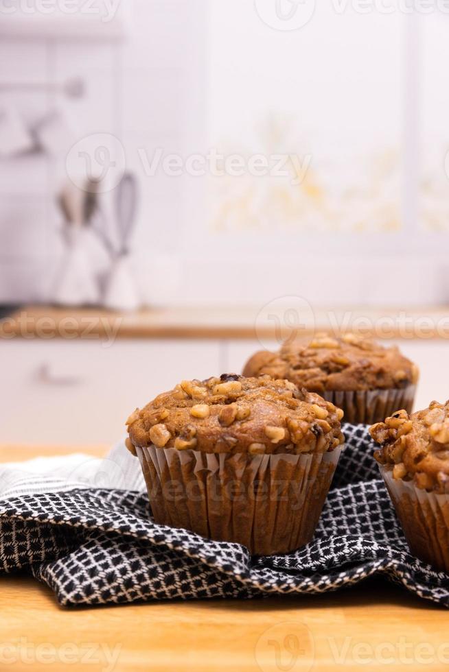 muffin alla banana e noci in una cucina foto