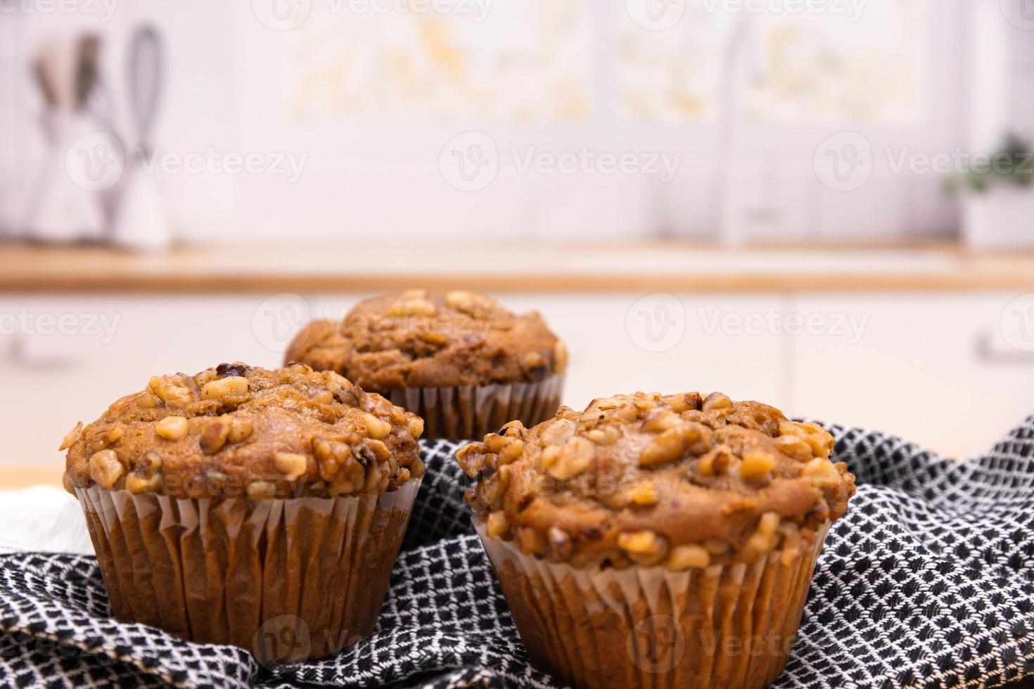 muffin alla banana e noci in una cucina foto