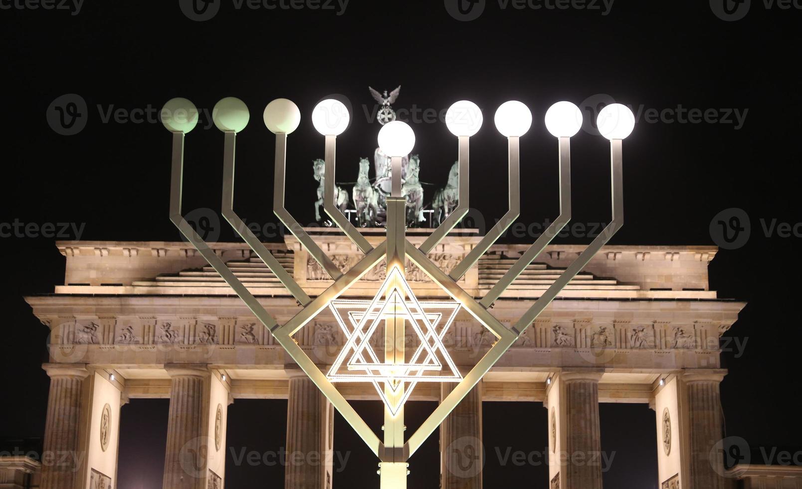 menorah durante l'hanukkah a pariser platz, berlino, germania foto