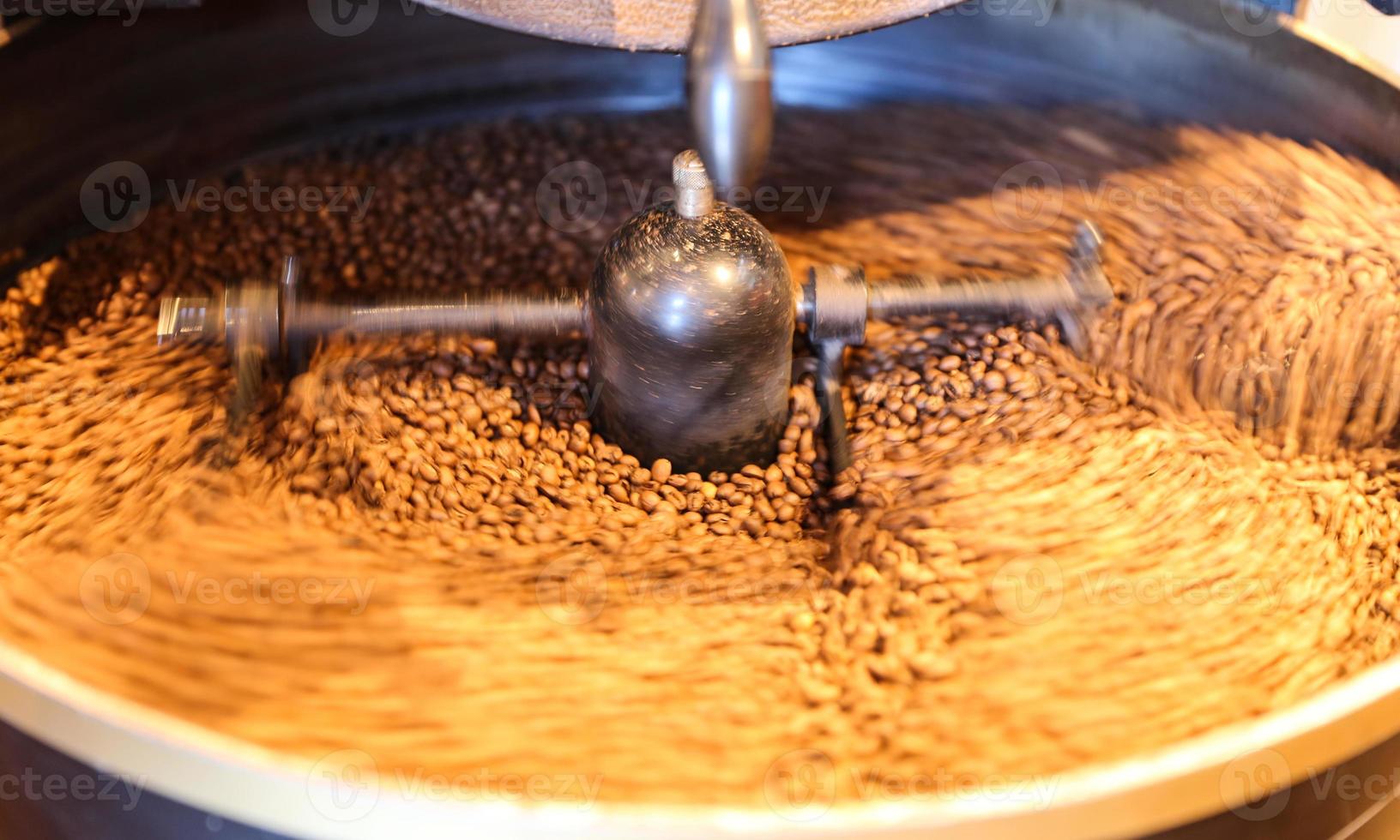 torrefazione dei chicchi di caffè verde foto