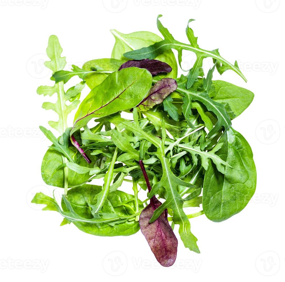 mix di insalata verde assortito isolato su bianco foto