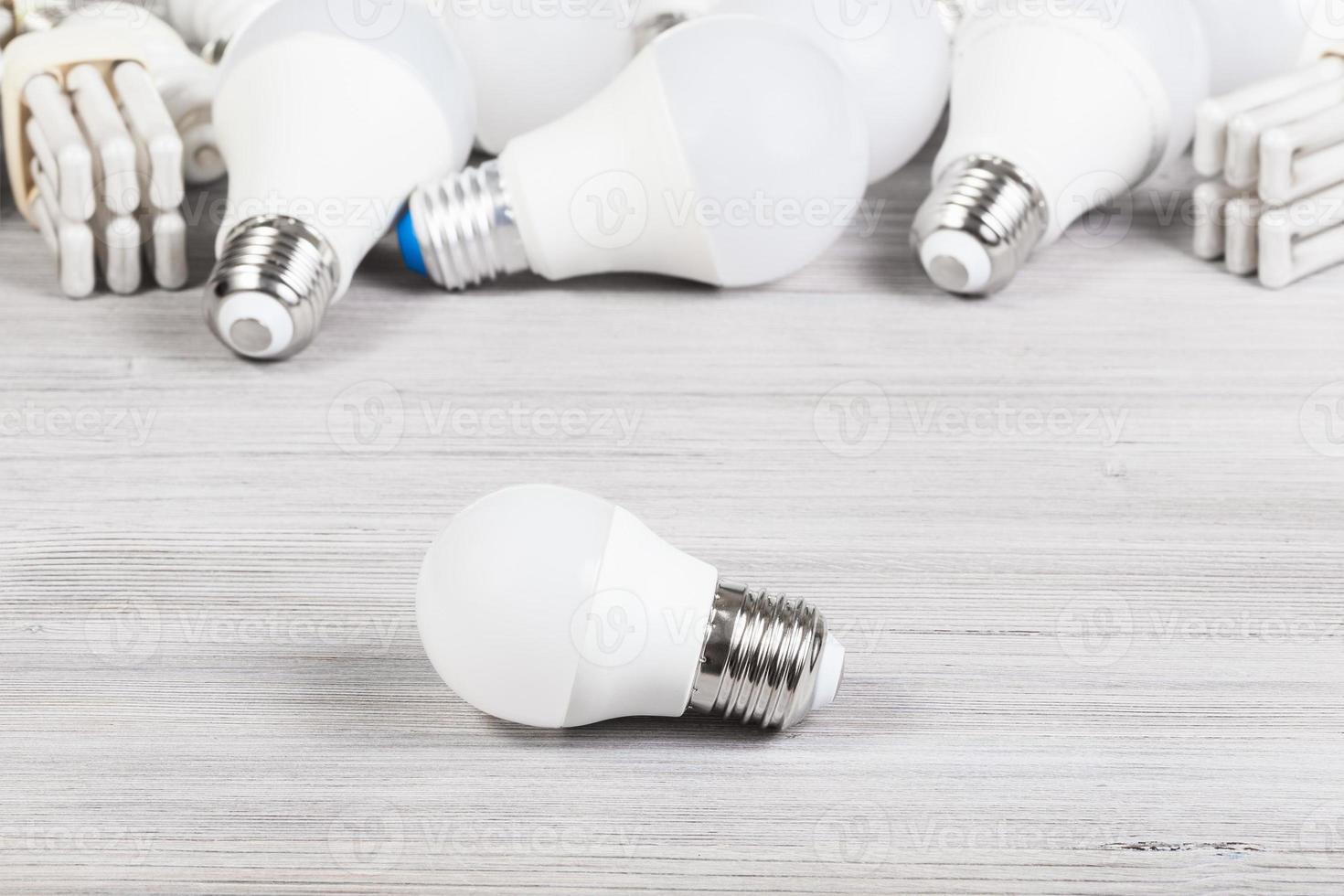 lampadina a led e diverse lampade a risparmio energetico foto