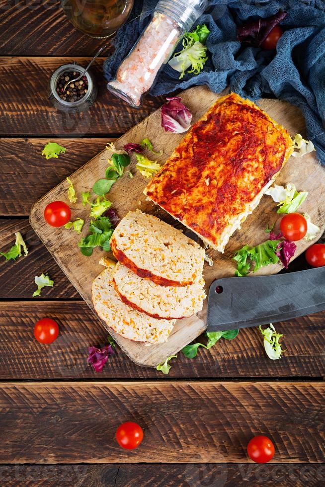 polpettone americano con carne di pollo, zucca e piselli. carne di pollo macinata al forno. vista dall'alto foto