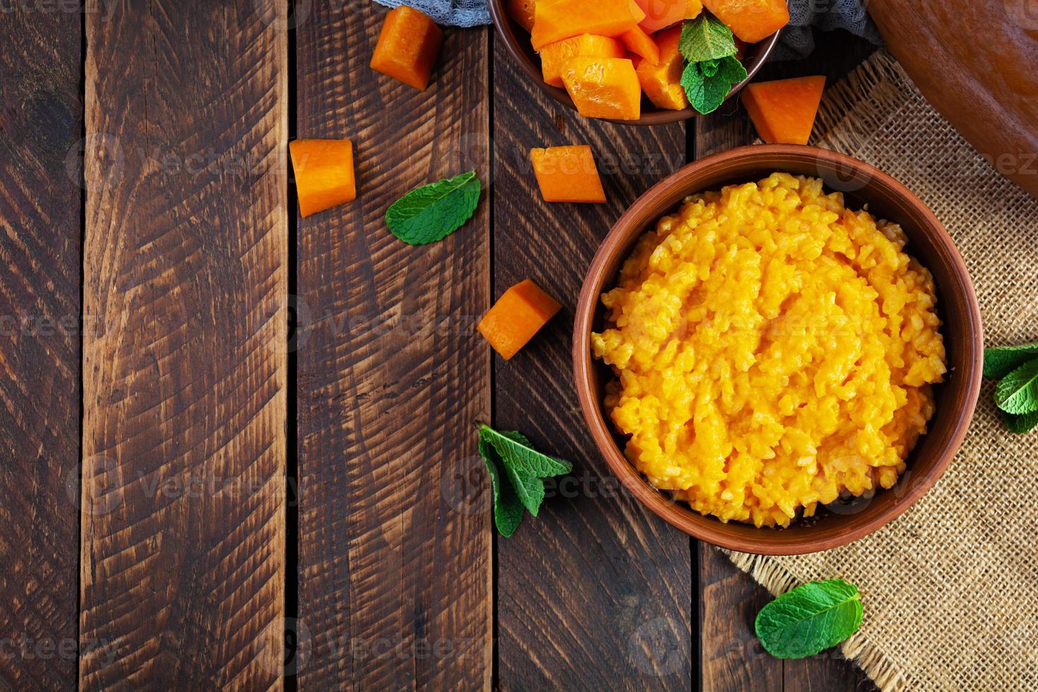 delizioso porridge di zucca fatto in casa su fondo di legno. cibo vegano sano. vista dall'alto foto