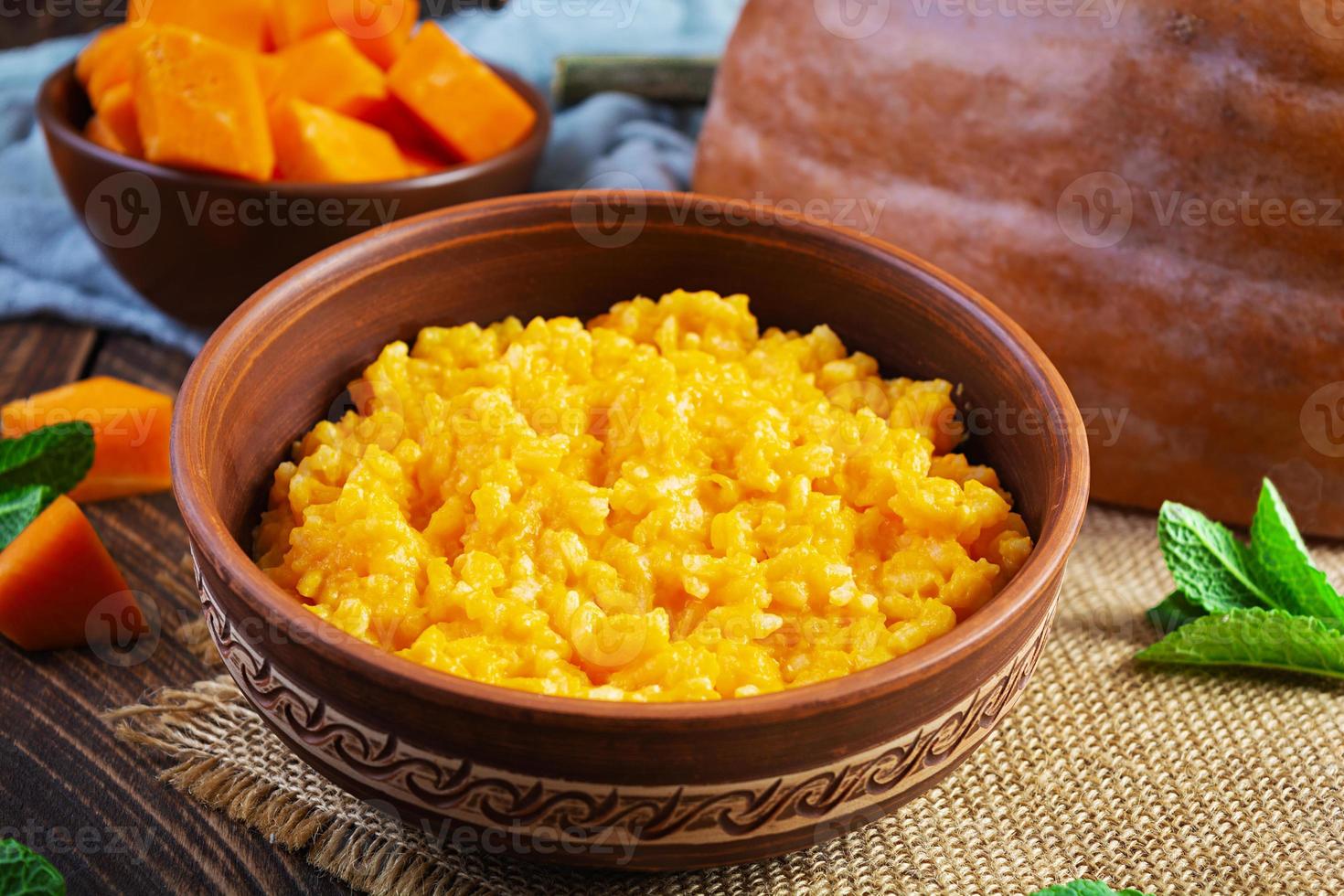 delizioso porridge di zucca fatto in casa su fondo di legno. cibo vegano sano foto