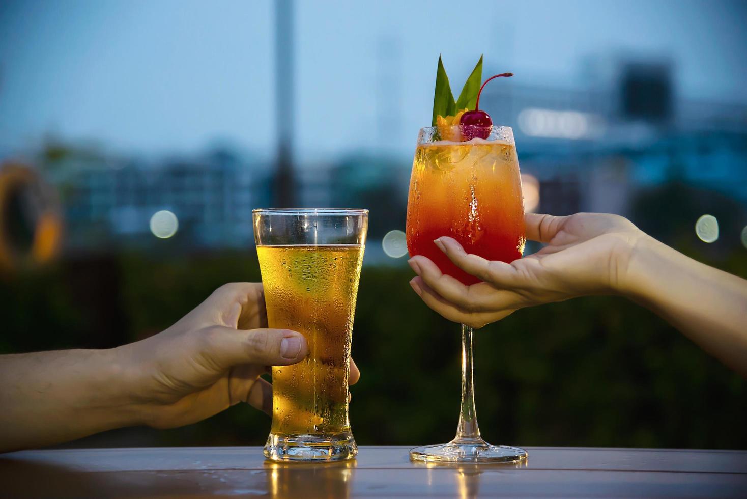 celebrazione delle coppie nel ristorante con birra analcolica e mai tai o mai thai - persone con uno stile di vita felice con il concetto di bibita analcolica foto