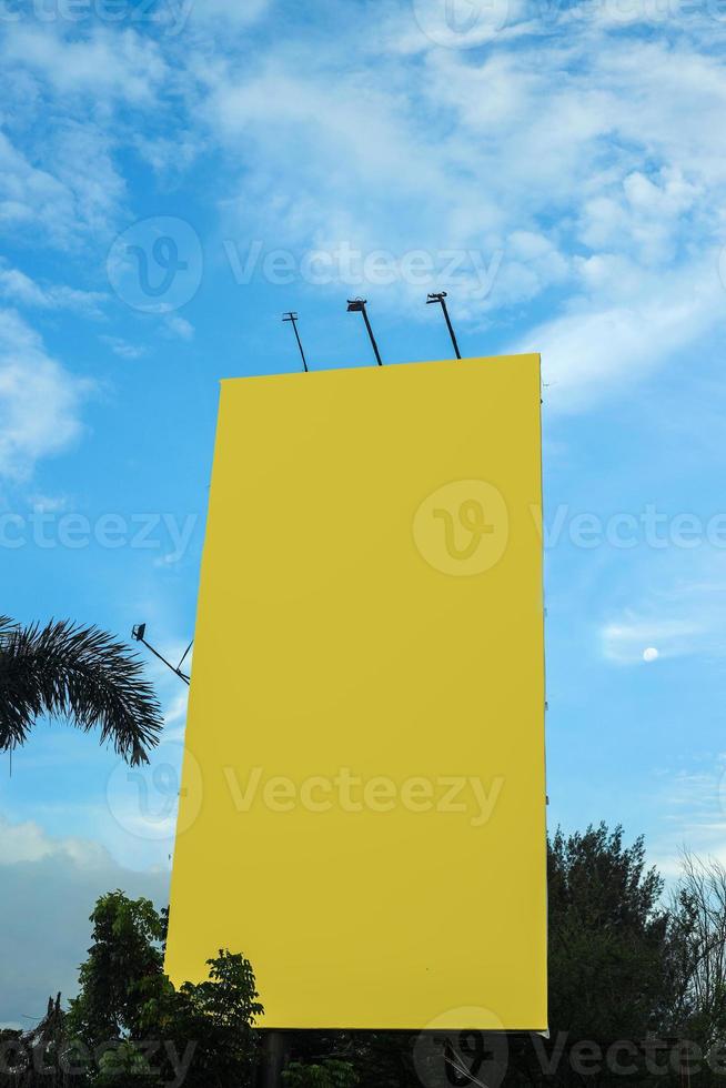 mockup cartellone giallo vuoto sotto il bel cielo. foto