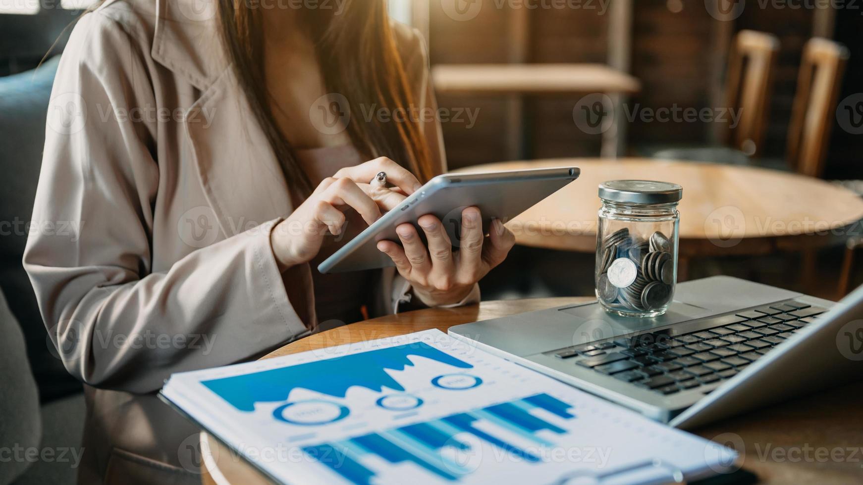 processo di lavoro in un ufficio moderno. giovane donna account manager che lavora al tavolo con un nuovo progetto di business. digitando la tastiera, utilizzando un laptop contemporaneo. foto