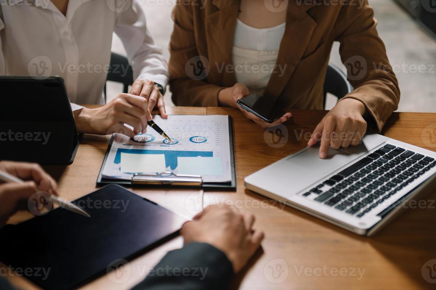 tempo di incontro di lavoro. foto giovane team di account manager che lavora con un nuovo progetto di avvio. taccuino su table.presentation nuovo ufficio