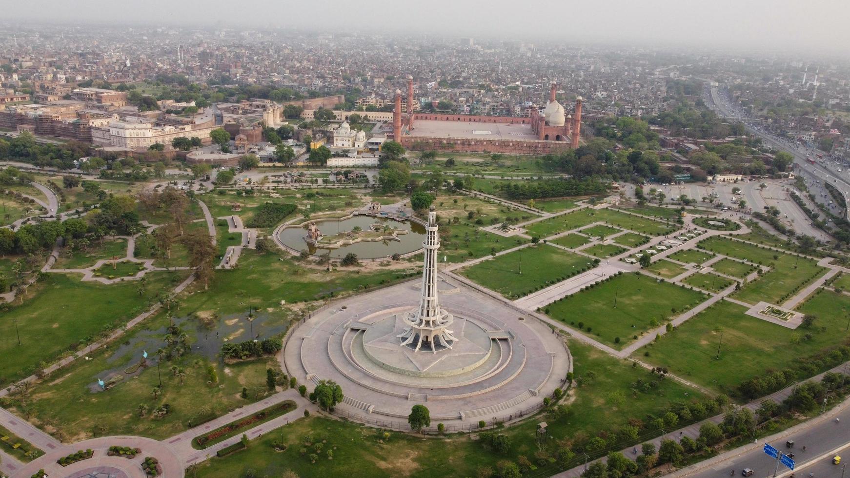 la torre storica del pakistan, minar e pakistan a lahore città del punjab pakistan, la torre si trova nel mezzo di un parco urbano, chiamato il parco iqbal maggiore. foto