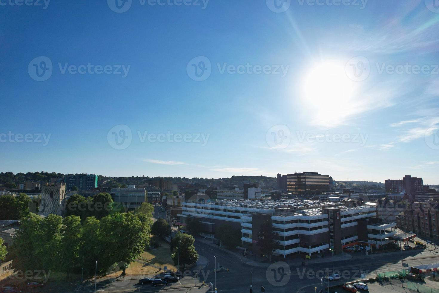 vista del drone ad alto angolo del centro di luton e della stazione ferroviaria, luton, inghilterra. luton è una città e un distretto con status di autorità unitaria, nella contea cerimoniale del bedfordshire foto