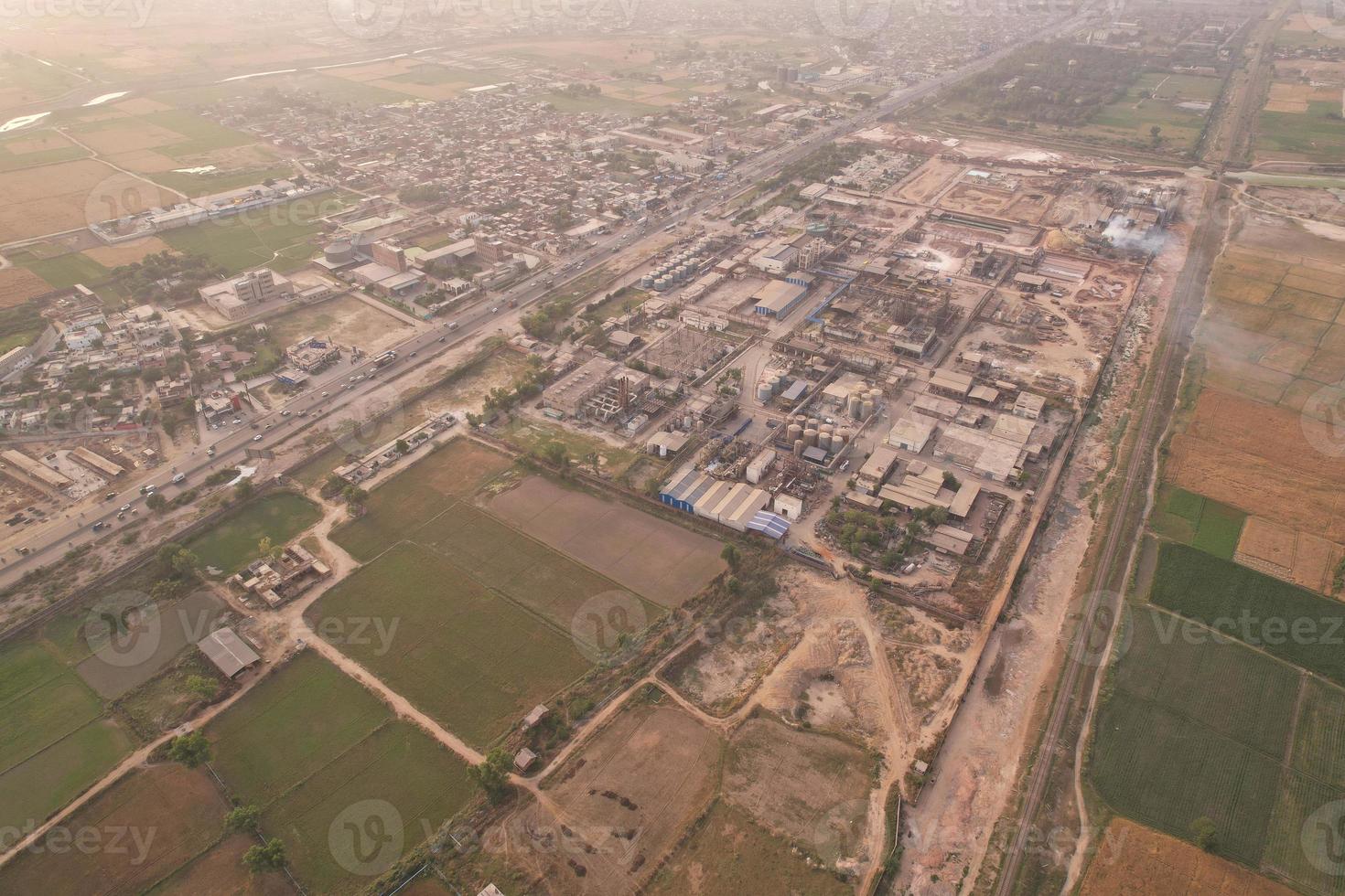 veduta aerea di kala shah kaku villaggio del punjab pakistan, kala shah kaku noto anche come ksk è una città situata nel distretto di sheikhupura, punjab, pakistan. fa parte dello sheikhupura foto