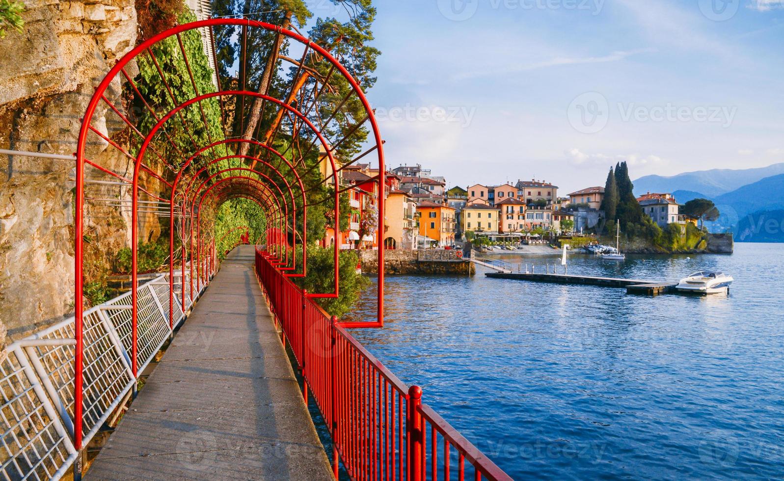 arco del giardino rosso sulla costa che conduce verso la bellissima e storica città di varenna sulle sponde del lago di como nella regione nord italiana della lombardia foto