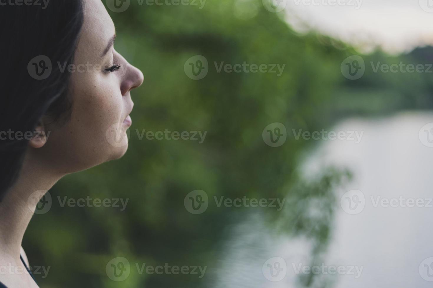 primo piano ritratto retrò di una giovane ragazza caucasica. foto