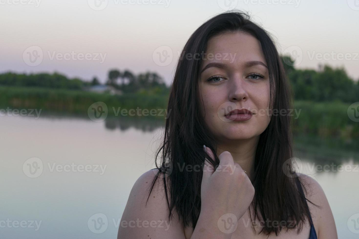 primo piano ritratto di una giovane ragazza caucasica. foto