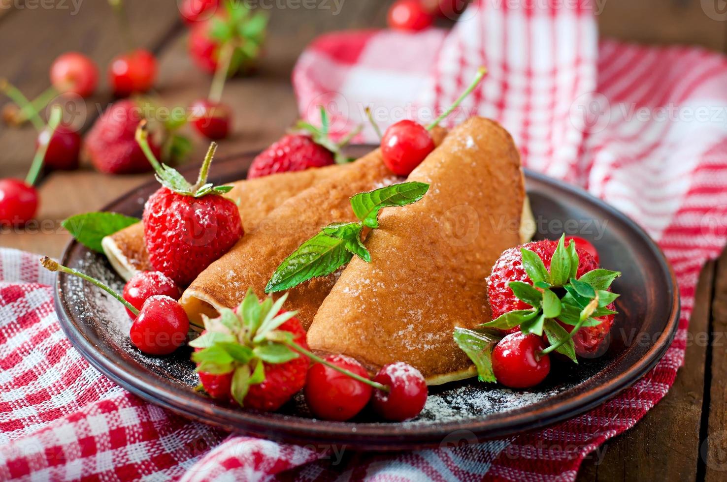 frittelle con frutti di bosco e sciroppo in stile rustico foto