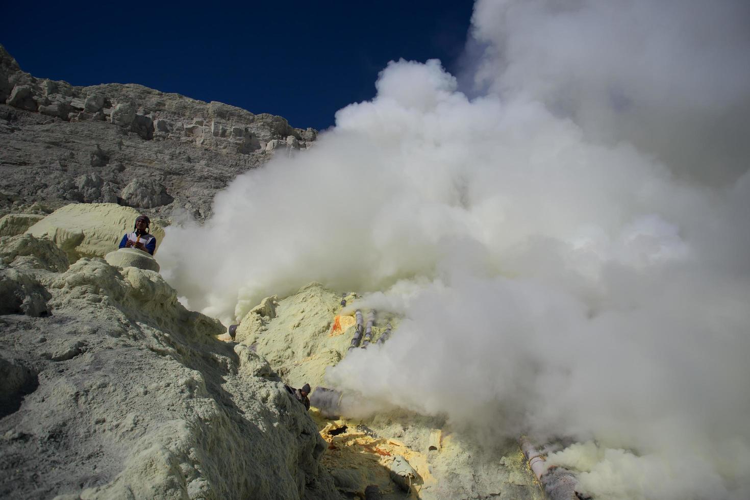 miniera di zolfo all'interno del cratere del vulcano ijen, java orientale, indonesia foto