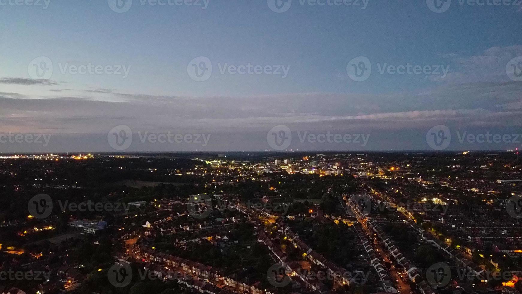 bella veduta aerea notturna della città britannica, riprese del drone ad alto angolo della città di luton, in inghilterra, regno unito foto