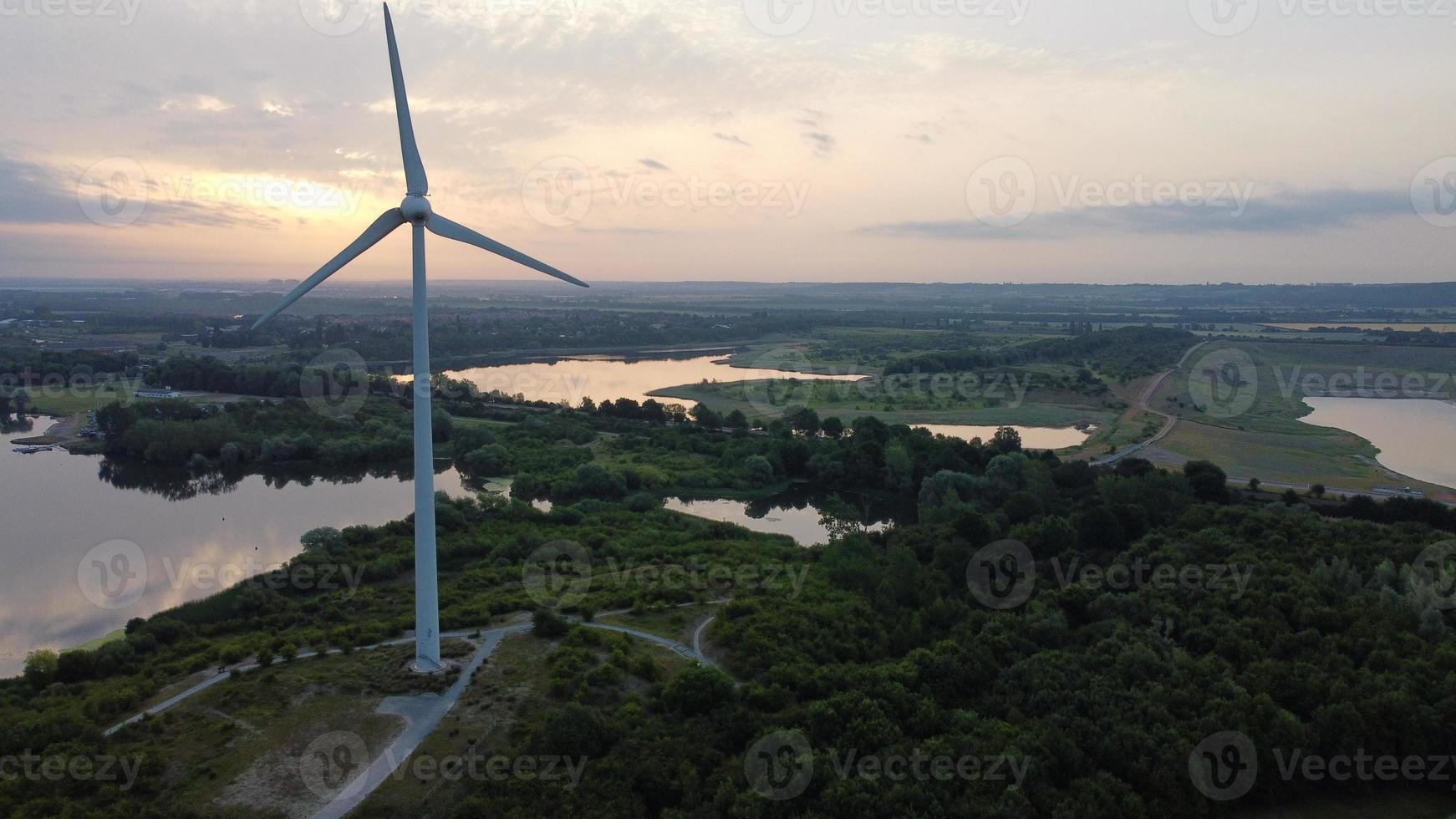 filmati di vista aerea ad alto angolo sopra la turbina eolica del mulino a vento al lago stewartby d'Inghilterra all'alba foto