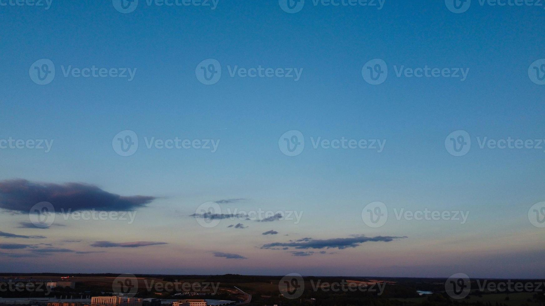 bellissimo tramonto con cielo con nuvole colorate, riprese ad angolo alto del drone sulla città dell'inghilterra, regno unito foto