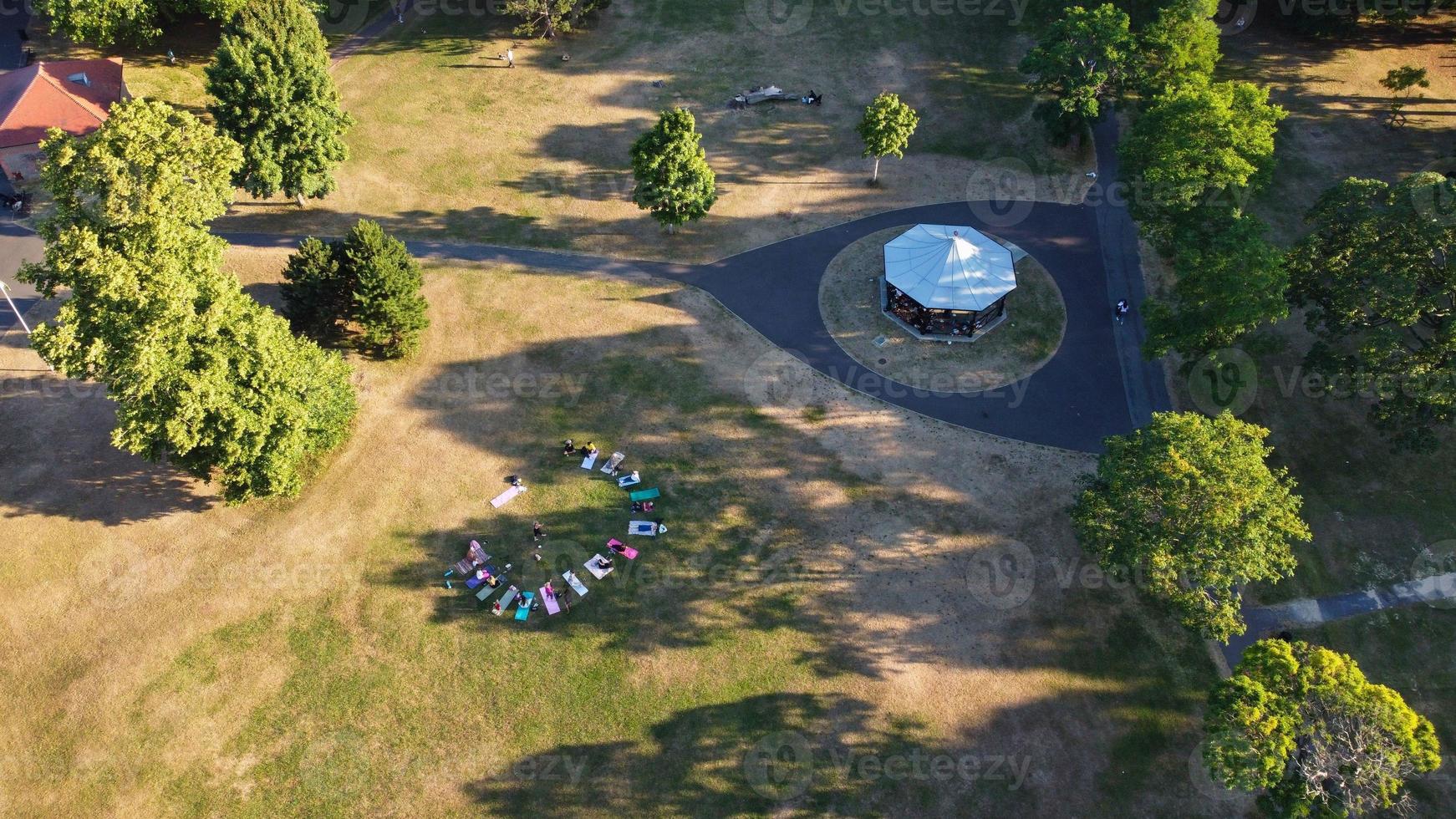 veduta aerea di uccelli acquatici nel lago di Wardown Park e nella zona residenziale della città di Luton, in Inghilterra foto