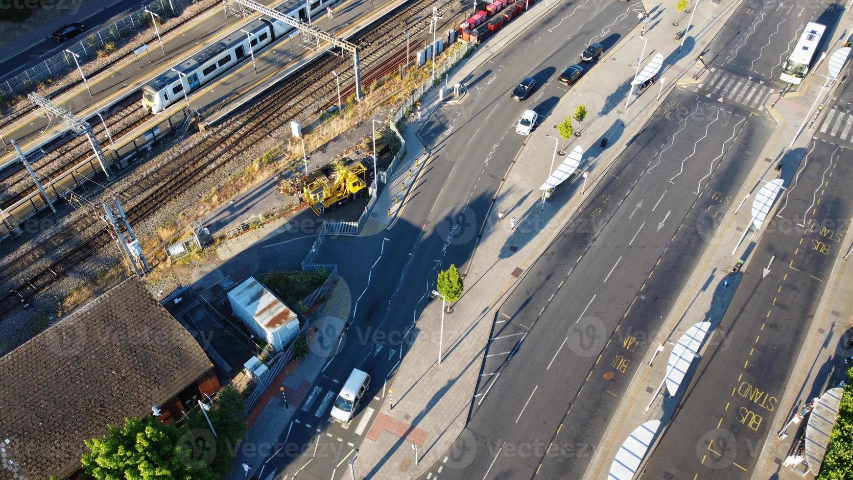 riprese aeree vista dall'alto della città di luton in inghilterra e stazione ferroviaria e treno sui binari foto